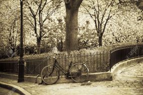 25131185-old-bicycle-in-montmartre-paris-france-stock-photo