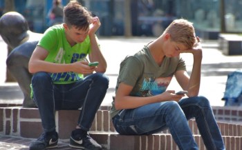 boys-using-smartphones-680x425